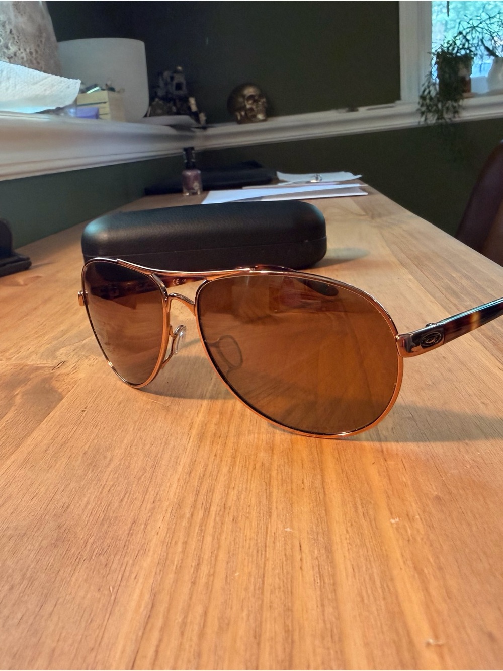 Womans Oakley Feedback Aviator Sunglasses in Brown and Rose Gold With Case.